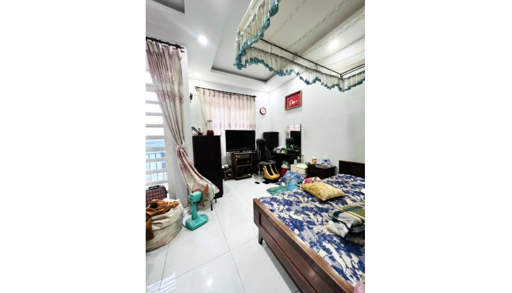 Giảm Sốc 2 Tỷ Chỉ Hơn 4 Tỷ Bán Nhà 3 Tầng 5.5x10.5m Gần Vincom Lê Văn Việt Vào Ở Ngay